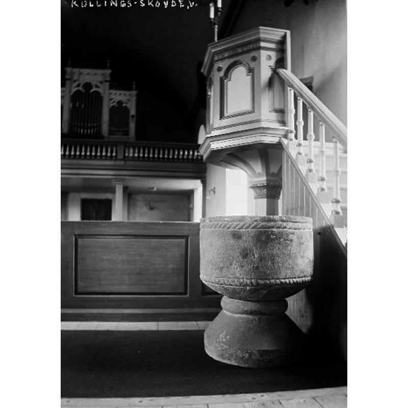 Source caption: "Kullings-Skövde kyrka [...] Dopfunt, 1100- eller 1200-talet." -- photograph taken before the restoration; the medieval font would be moved across the nave to southeast corner during the restoration