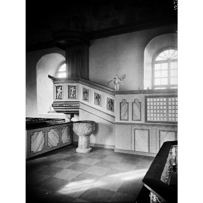 Source caption: "Landvetters kyrka [...] Predikstol, slutet av 1800-talet. Efter restaurering." -- at the time the baptismal font was on the north side of the nave, near the pulpit