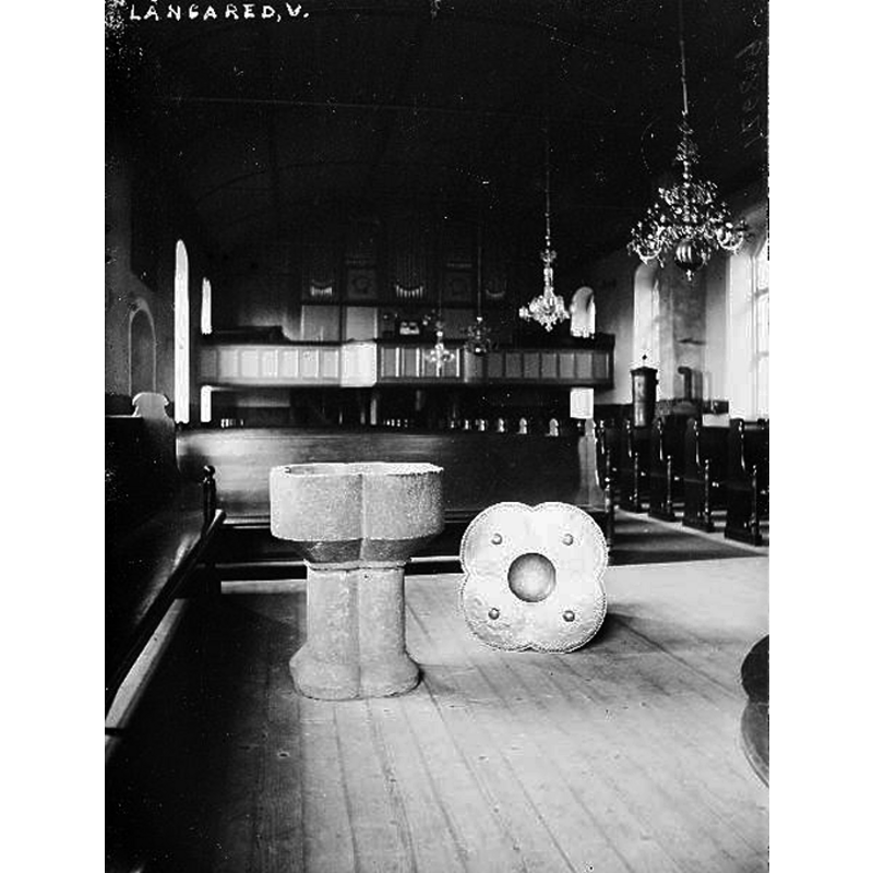 Source caption: "Långareds kyrka [...] Dopfunt, tälgsten, 1200-talet, samt dopfat."