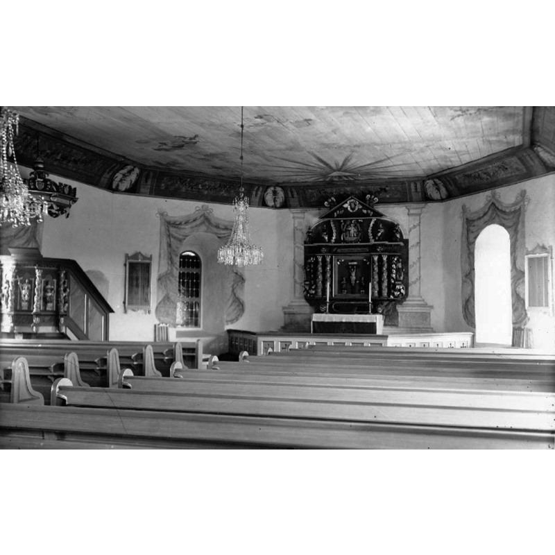 Source caption: "Längjums kyrka [...] Interiör mot öster. Efter restaurering."