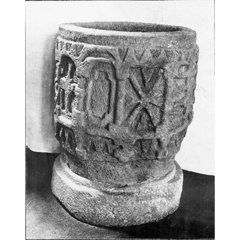 Source caption: "Månstads kyrka [...] Dopfunt, 1100-talet."