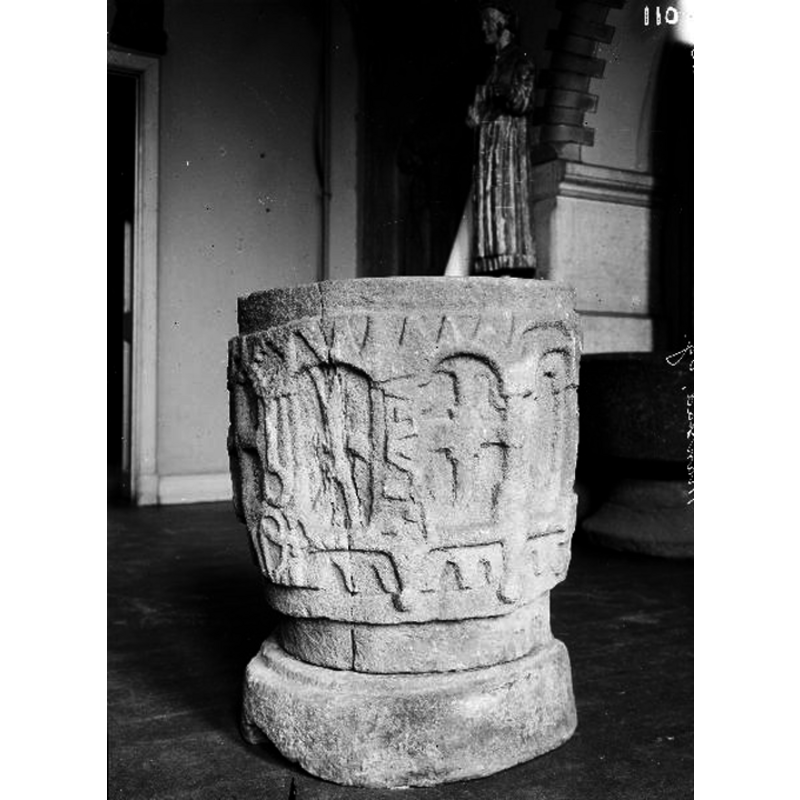 Source caption: "Månstads kyrka [...] Dopfunt, 1100-talet."