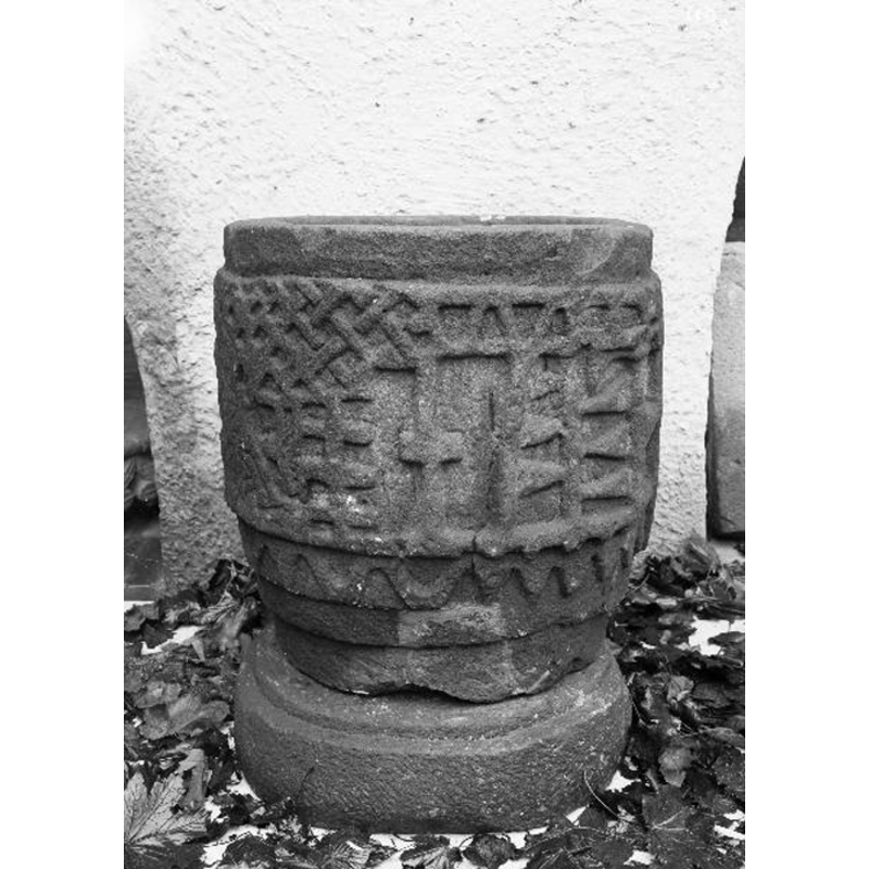 Source caption: "Månstads kyrka [...] Dopfunt, 1100-talet."