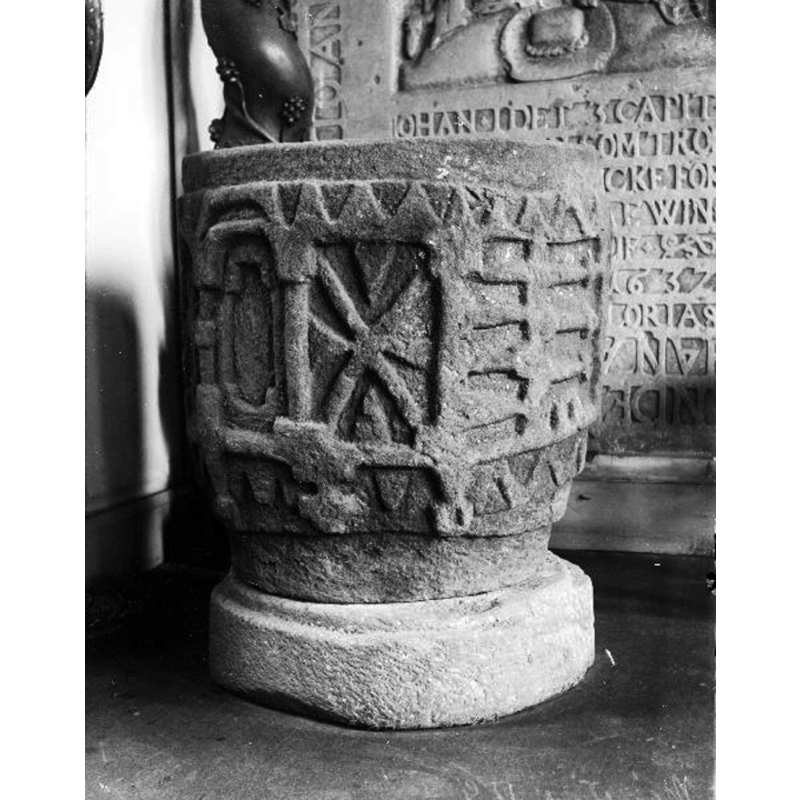 Source caption: "Månstads kyrka [...] Dopfunt, 1100-talet."