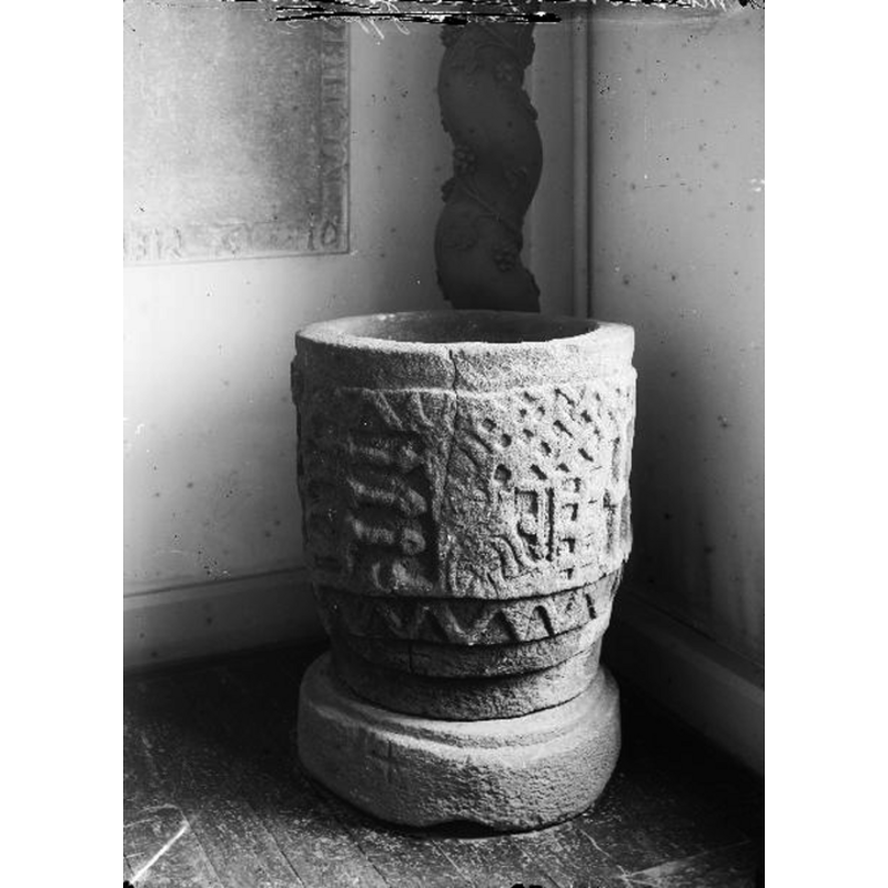 Source caption: "Månstads kyrka [...] Dopfunt, 1100-talet."