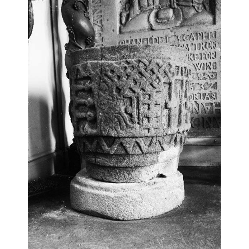 Source caption: "Månstads kyrka [...] Dopfunt, 1100-talet."