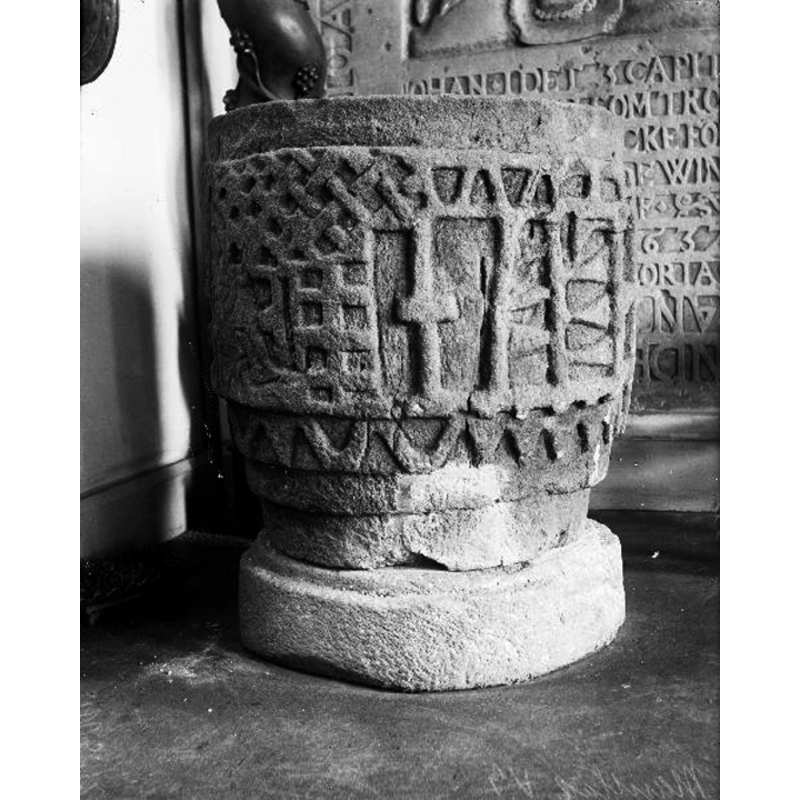 Source caption: "Månstads kyrka [...] Dopfunt, 1100-talet."