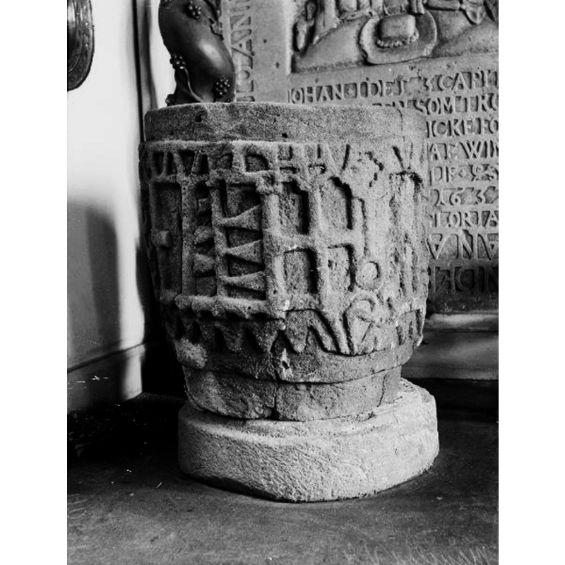 Source caption: "Månstads kyrka [...] Dopfunt, 1100-talet."