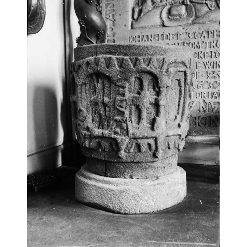 Source caption: "Månstads kyrka [...] Dopfunt, 1100-talet."
