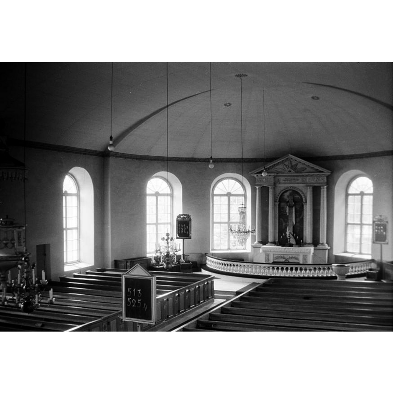 Source caption: "Sandhults kyrka [...] Interiör mot nordöst, före restaurering." -- the font is visible at the east end of the nave, south side