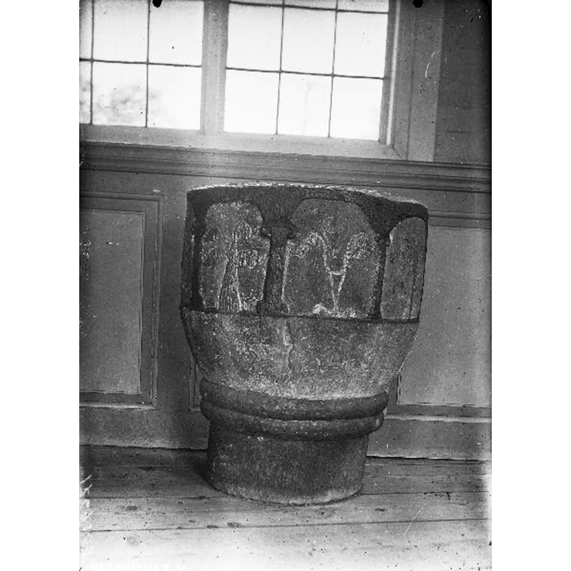 Source caption: :Skephults kyrka [...] Dopfuntscuppa av kalksten, delvis från 1100-talet."