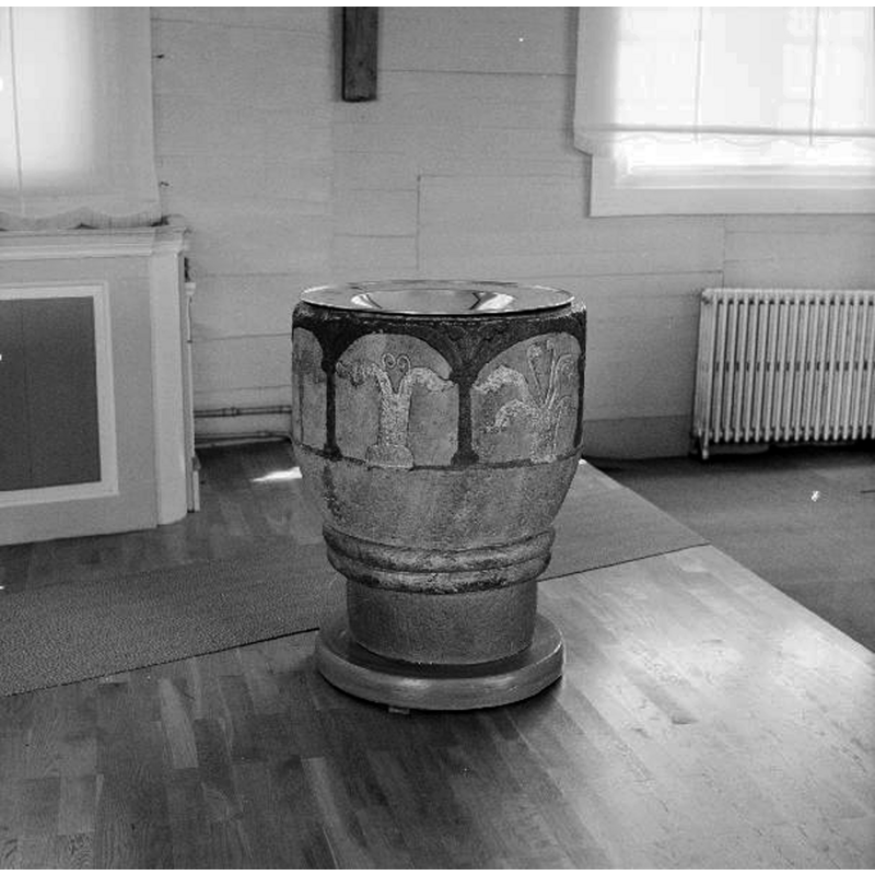 Source caption: :Skephults kyrka [...] Dopfuntscuppa av kalksten, delvis från 1100-talet."