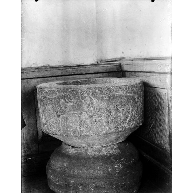 Source caption: "Södra Björke kyrka [...] Dopfunt, sandsten, 1100-talet."