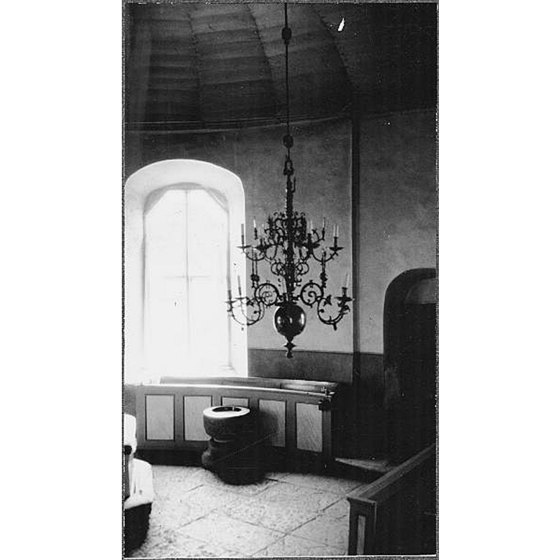 the medieval font is visible here in the southeast corner, to the right of the communion railing