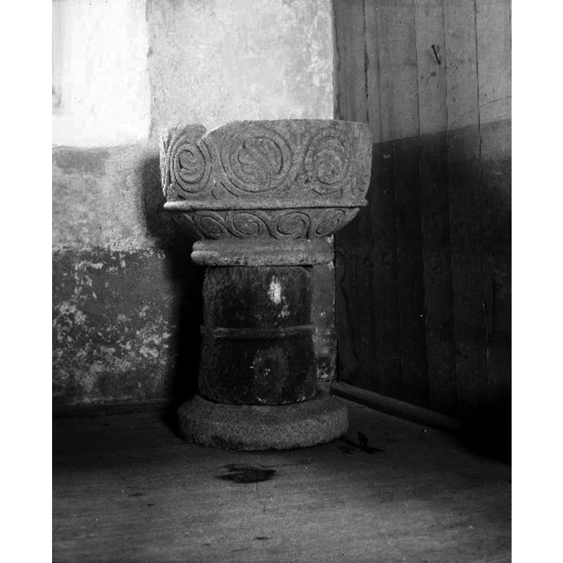 Source caption: "Tunge kyrka [...] Dopfunt, sten, 1200-talet."