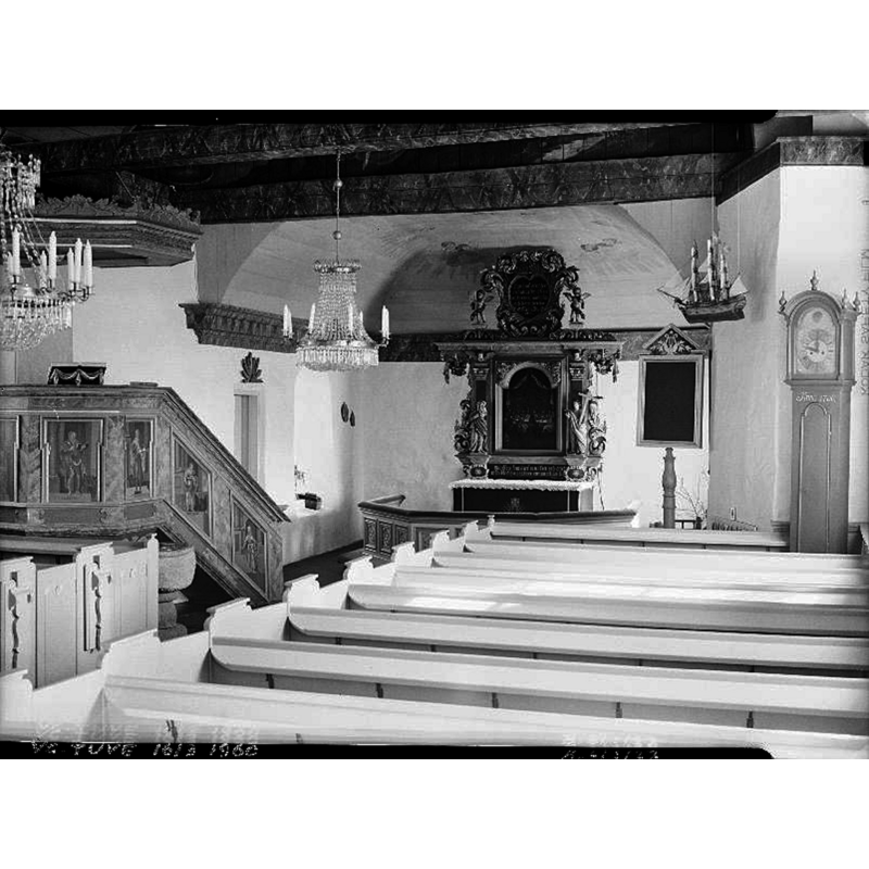 Source caption: "Tuve kyrka [...] Interiör mot nordöst. Efter restaurering 1959." -- the medieval font is partially visible by the pulpit