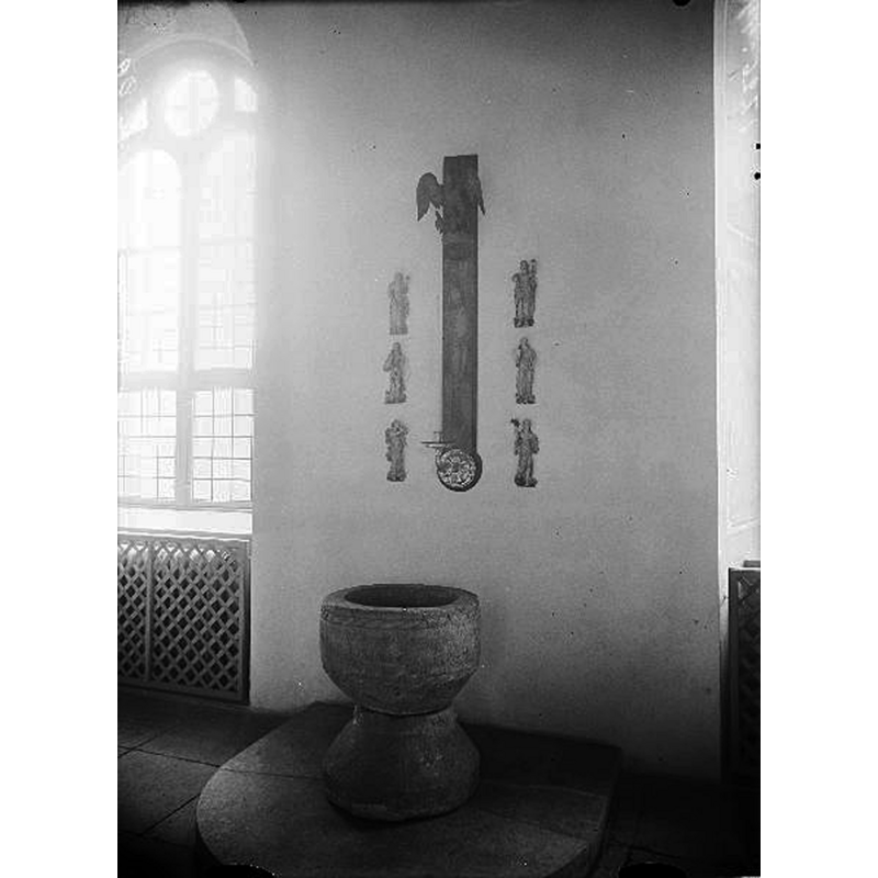 Source caption: "Ullervads kyrka [...] Korets södra vägg med dopfunt, 1200-talet, skulpturer, vägglampett samt sex figurer från äldre predisktol."