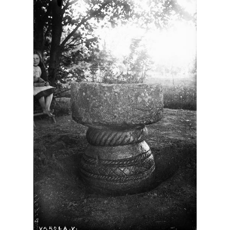 Source caption: "Varola kyrka [...] Dopfunt, möjligen inte tillhörande Varola kyrka." -- this appears not to be the same font shown in Wennerblad's drawing of 1893 -- if not from the Varola church, where was this font from, and why was it outside Varola's church? [cf. FontNoes]