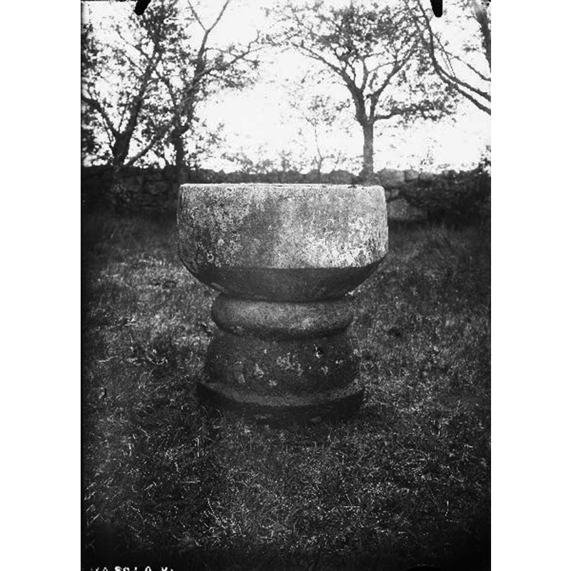 Source caption: "Varola kyrka [...] Dopfunt, möjligen inte tillhörande Varola kyrka." -- this appears not to be the same font shown in Wennerblad's drawing of 1893 -- if not from the Varola church, where was this font from, and why was it outside Varola's church? [cf. FontNoes]