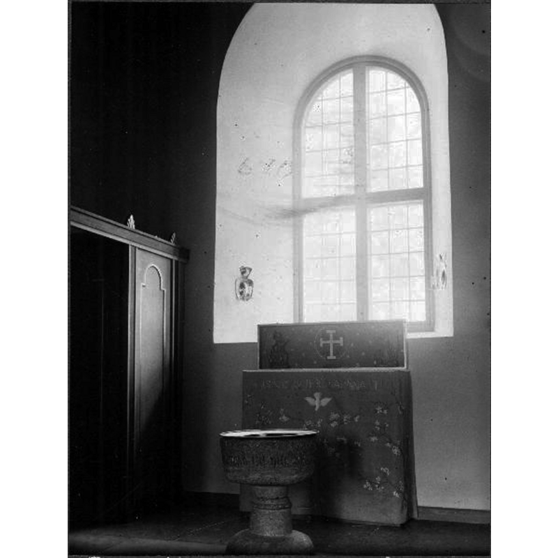 Source caption: " 	Västra Tunhems kyrka [...] Dopfunt av täljsten, i två stycken, sammanfogade på halsen, 1700-talet."