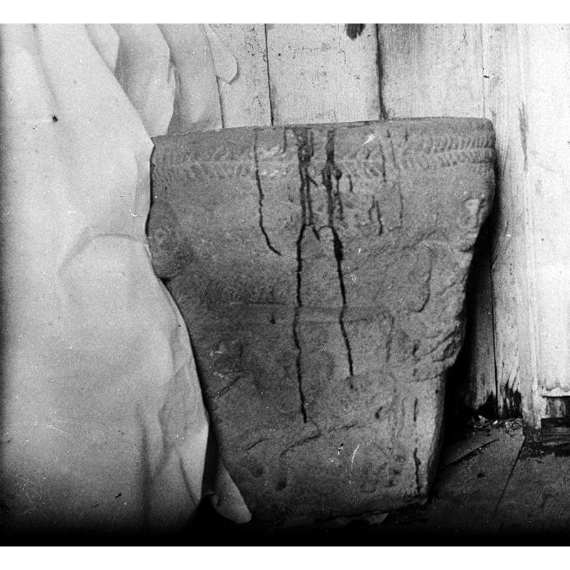 Source caption: "Vättaks kyrka [...] Dopfunt av sandsten. Cylindrisk cuppa, fyrkantig fot. I hörnen fyra människohuvuden."