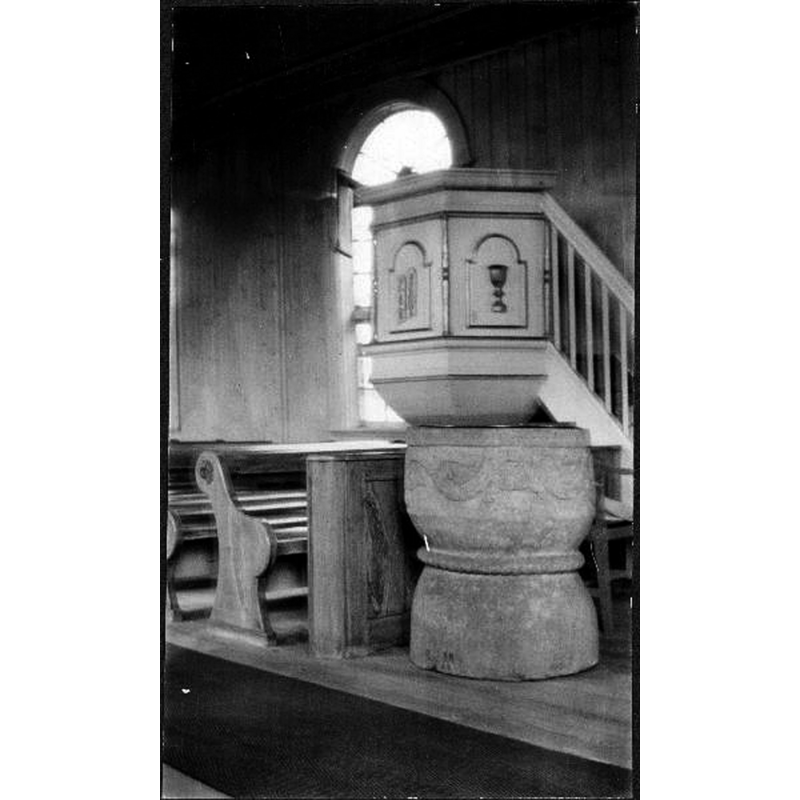 Source caption: "Ölsremma kyrka [...] Predikstol, enkel, utan baldakin. Dopfunt vid predikstolskorgen."