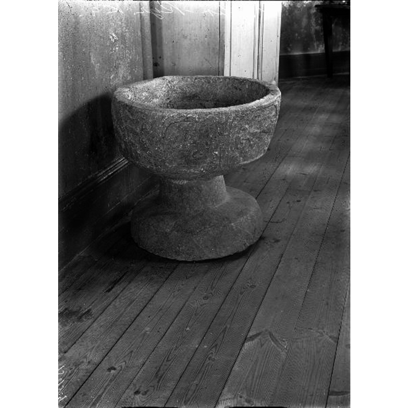 Source caption: "Valbo-Ryrs kyrka [...] Dopfunt av täljsten."