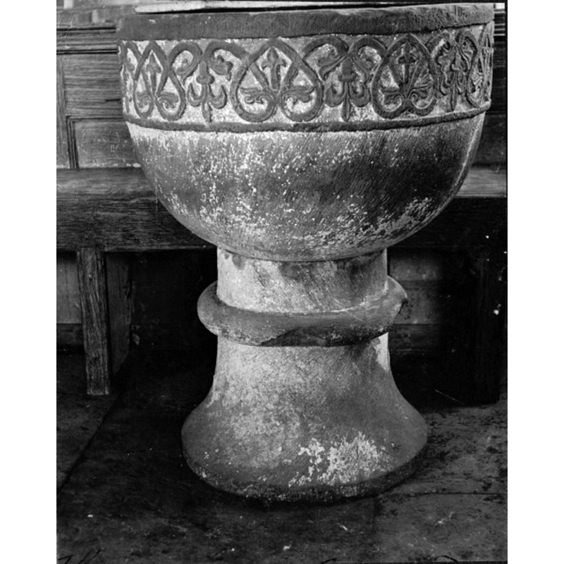 Source caption: "Hjärtums kyrka [...] Dopfunt av sten."
