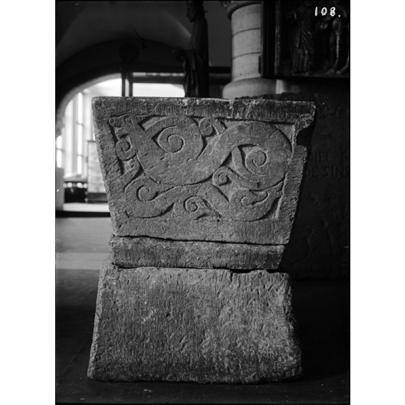 Source caption: "Resteröds kyrka [...] Dopfunt. Av stenhuggaren Svens skola. Från 1100-talets början."