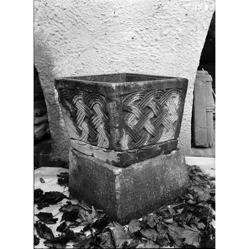 Source caption: "Resteröds kyrka [...] Dopfunt. Av stenhuggaren Svens skola. Från 1100-talets början." [***NB: this font does not match the other photographs we have; the basin here shows two sides decorated with the weaved 4-strand patterns, side to -side, but the Resteröd font only has one such side -- which font is this?]***