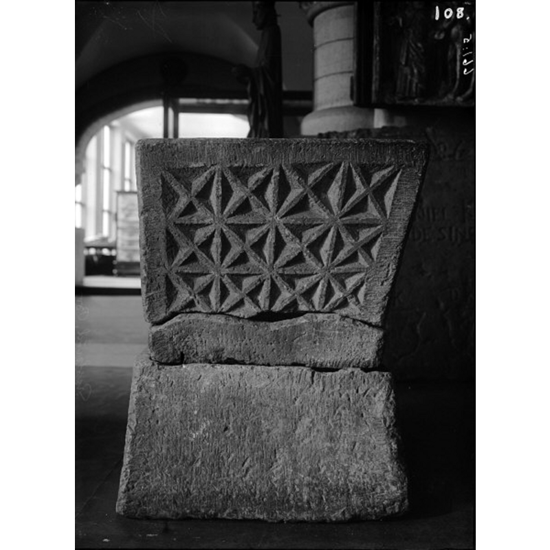 Source caption: "Resteröds kyrka [...] Dopfunt. Av stenhuggaren Svens skola. Från 1100-talets början."