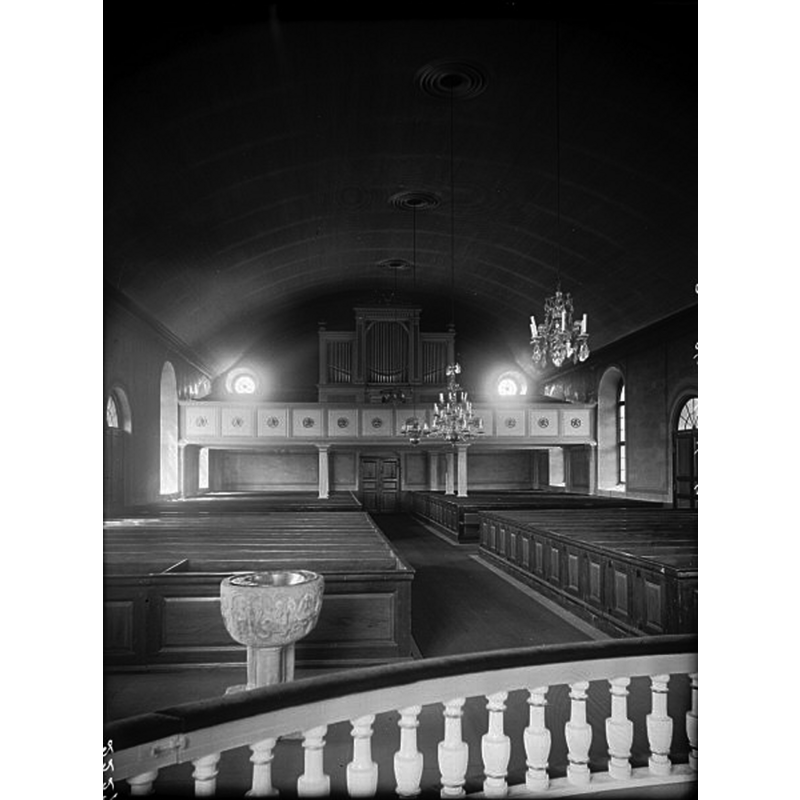 Source caption: "Skredsviks kyrka [...] Interiör mot väster. Före rest. [...] 1941" -- the medieval font seen here at the southeast end