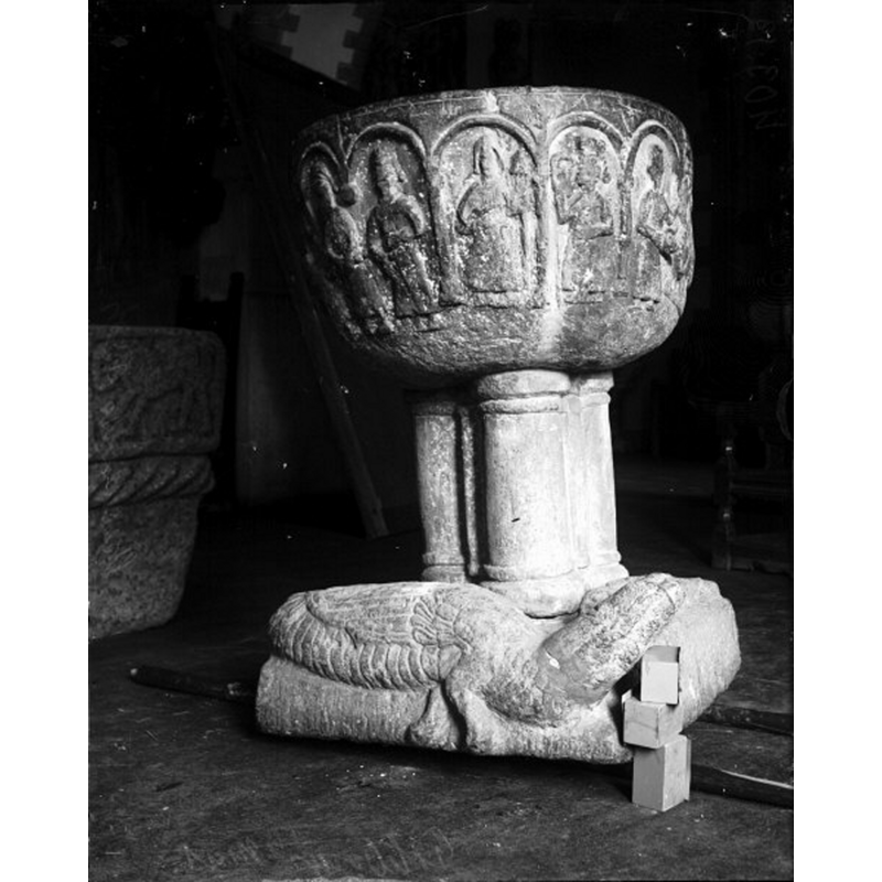 Source caption: "Skredsviks kyrka [...] Dopfunt av sten. Romansk."