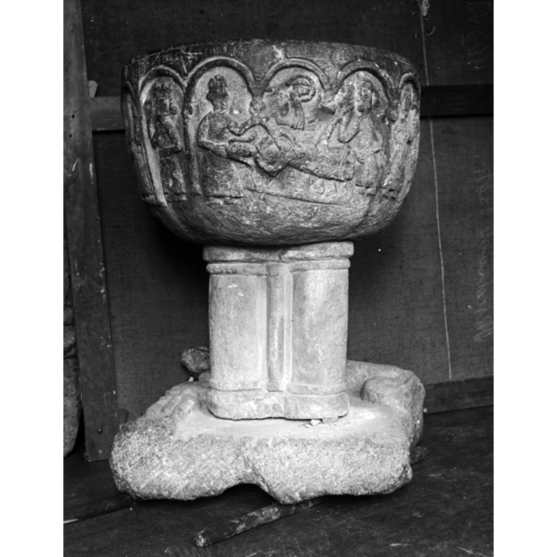 Source caption: "Skredsviks kyrka [...] Dopfunt av sten. Romansk."