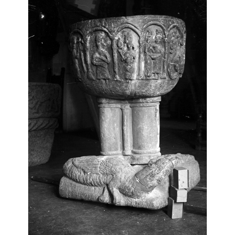 Source caption: "Skredsviks kyrka [...] Dopfunt av sten. Romansk."