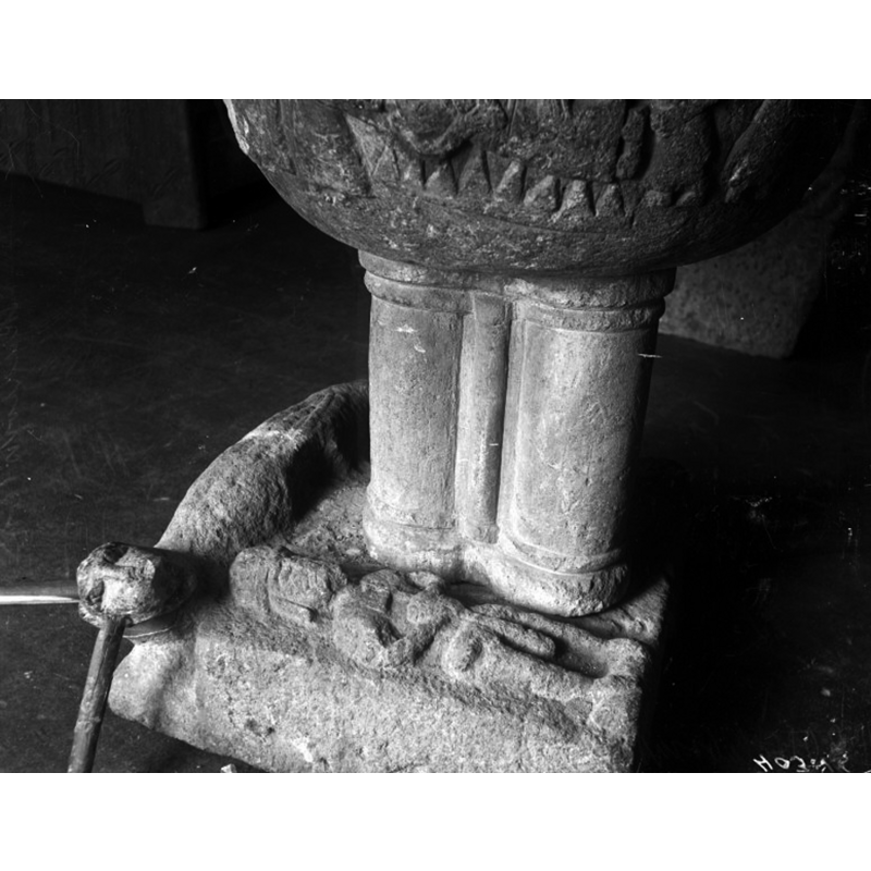 Source caption: "Skredsviks kyrka [...] Dopfunt av sten. Romansk."