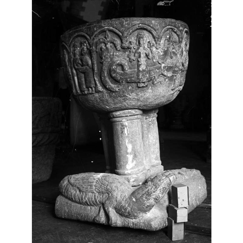 Source caption: "Skredsviks kyrka [...] Detalj på dopfuntens fot.."