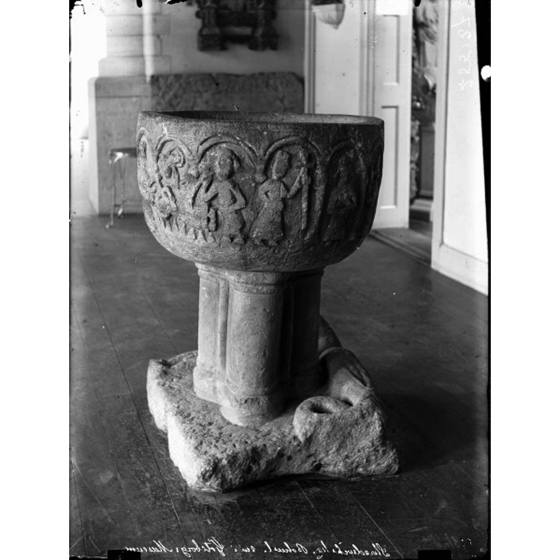 Source caption: "Skredsviks kyrka [...] Dopfunt av sten. Romansk."