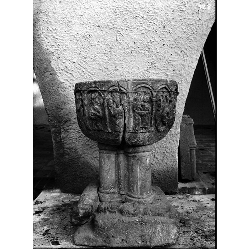 Source caption: "Skredsviks kyrka [...] Dopfunt av sten. Romansk."