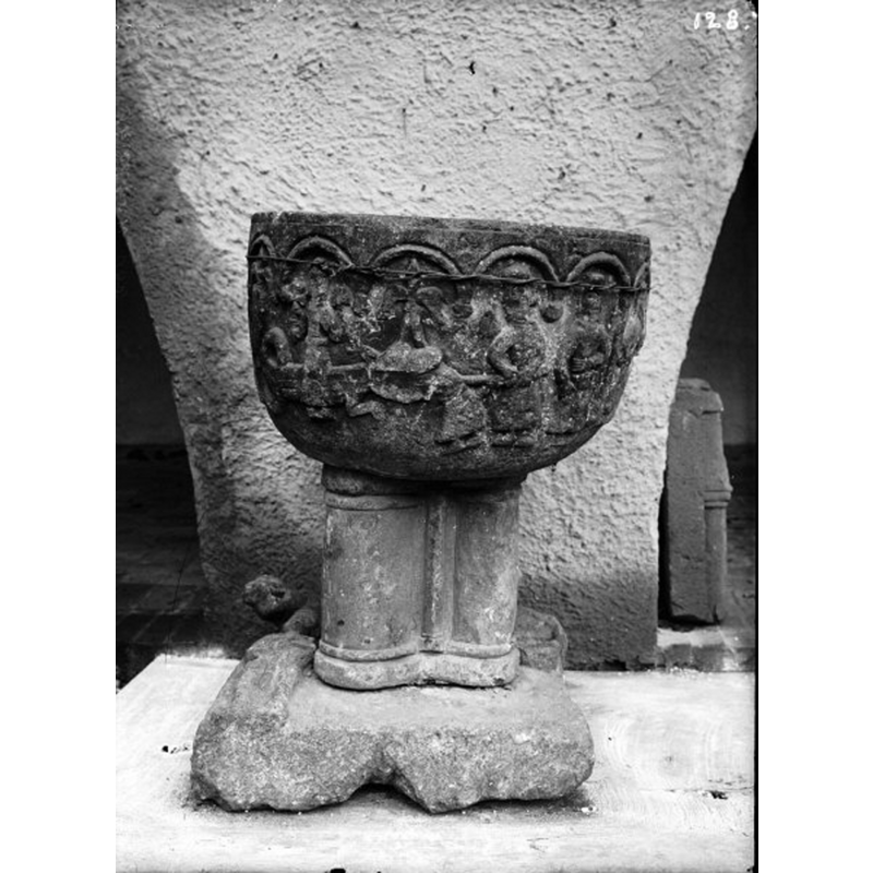 Source caption: "Skredsviks kyrka [...] Dopfunt av sten. Romansk."