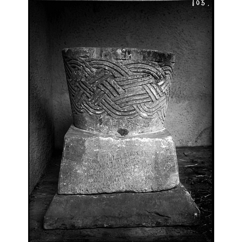 Source caption: "Stejyrka kyrka [...] Dopfunt i sten. Omkr. 1100."