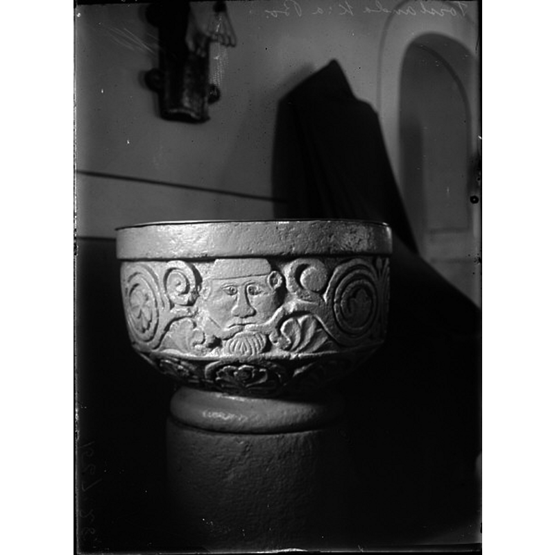 Source caption: "Torslanda kyrka [...] Dopfunt av Thorbillus. Omkr. 1240-60."