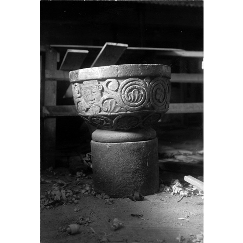 Source caption: "Torslanda kyrka [...] Dopfunt av Thorbillus. Omkr. 1240-60. Före rest."