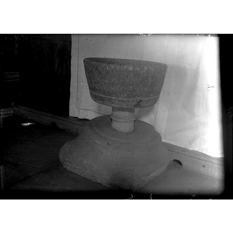 Source caption: "Bolstads kyrka [...] Dopfunt. Fot av sandsten, cuppa av täljsten. 1200-talet." -- notice the stem present in this 1929 photograph