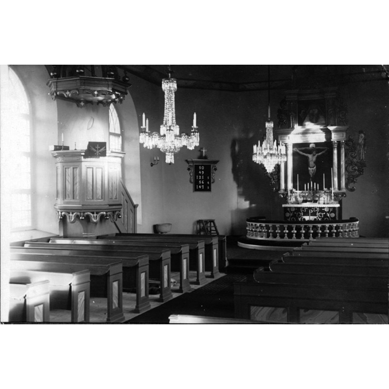 the medieval font is partially visible at the back, by the pulpit stairs