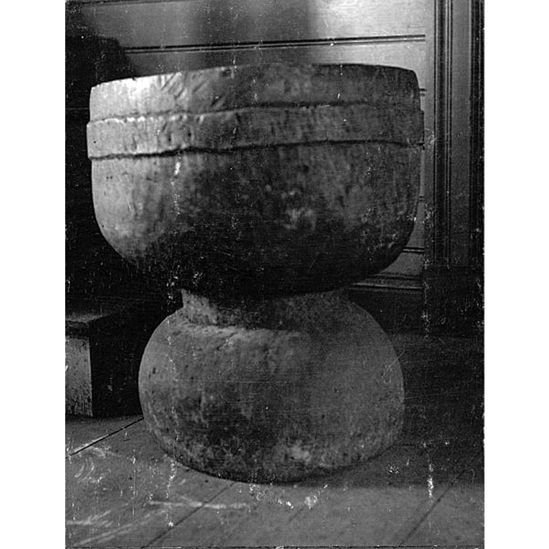 Source caption: "Bäcke kyrka [...] Dopfunt av täljsten."