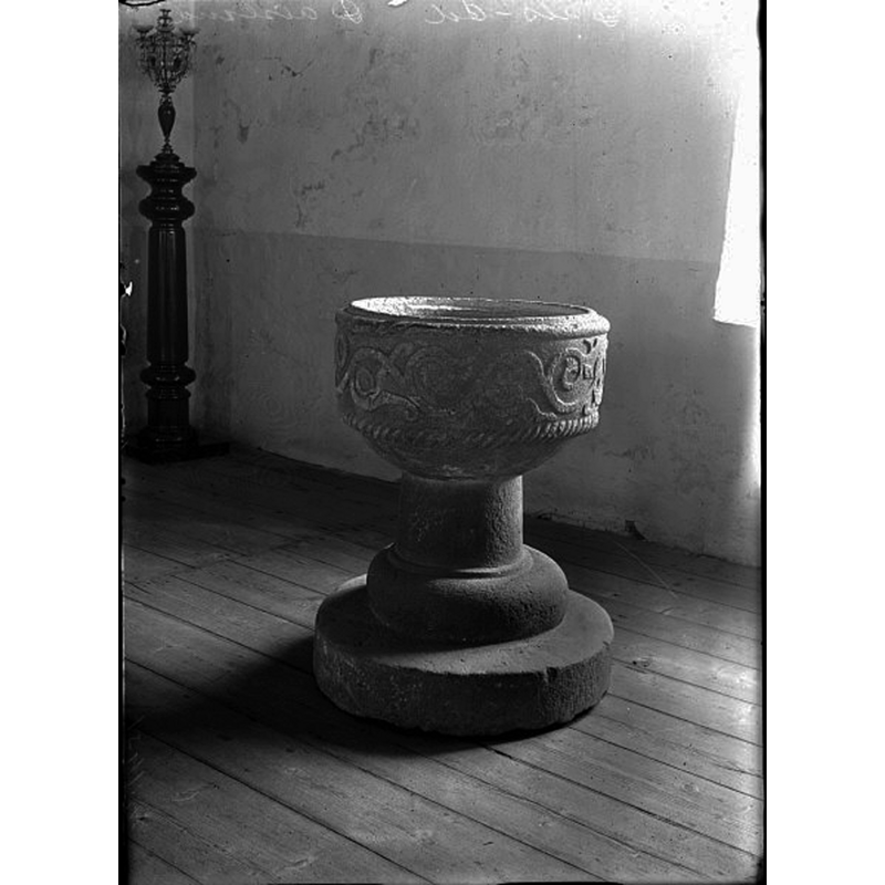 Source caption: "Dals-Eds kyrka [...] Dopfunt av täljsten.