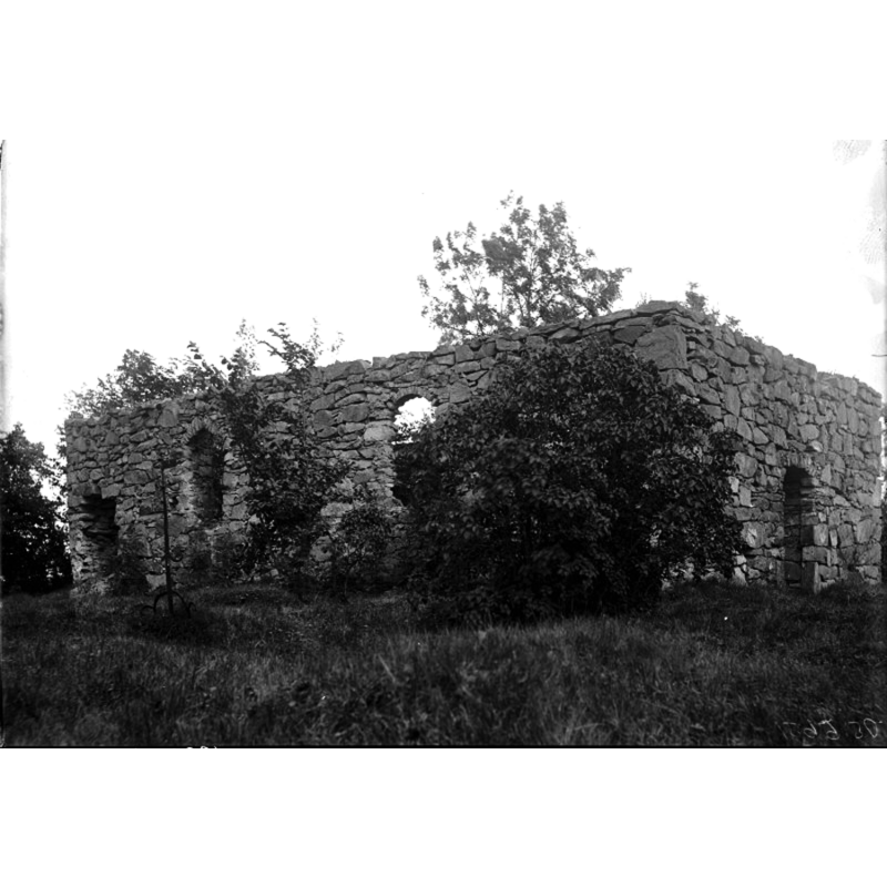 Source caption; "Erikstads kyrkoruin [...] Kyrkoruinen från nordväst."