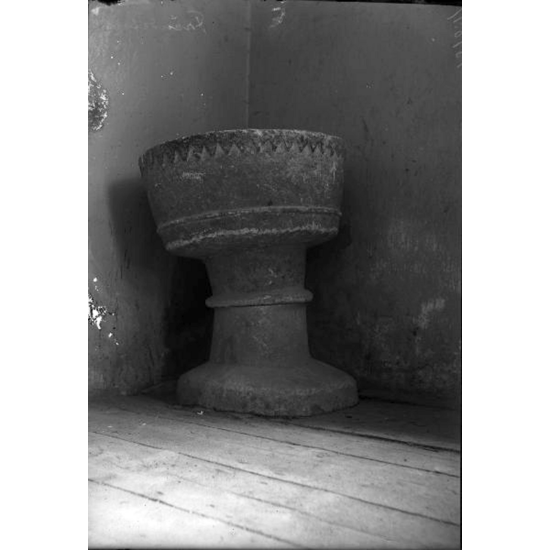 Source caption: "Frändefors kyrka [...] Dopfunt av täljsten, 1200-talet."