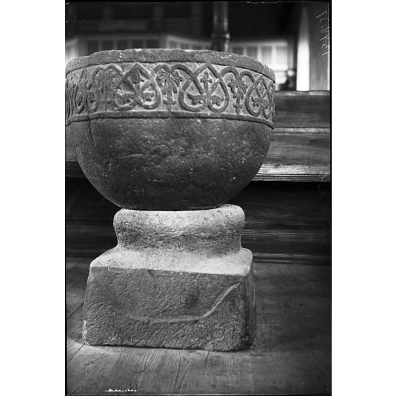 Source caption; "Gestads kyrka [...] Dopfunt av sandsten, 1200-tal."
